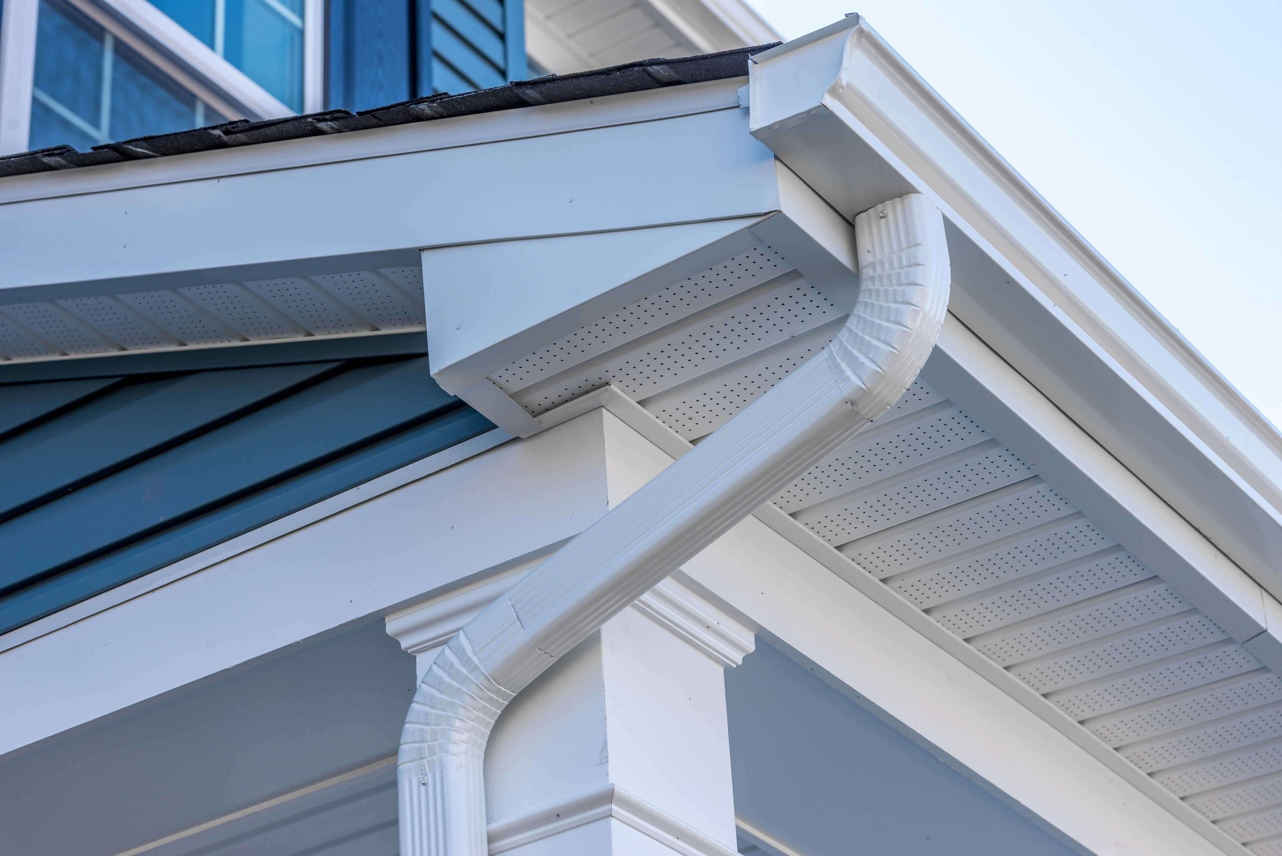 Low-maintenance vinyl gutters for rainwater management in St Augustine